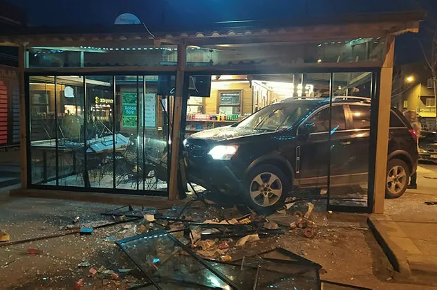 Yanlış vitese takan kadın sürücü aracıyla kafeye girdi! O anlar kamerada...