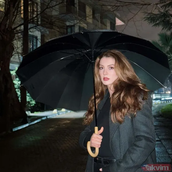 Burcu Özberk fotoğraf ricasını kırmadı! Hayranı makyajsız çekilen o kareyi öyle bir notla paylaştı ki: Ortalık karıştı! - 3