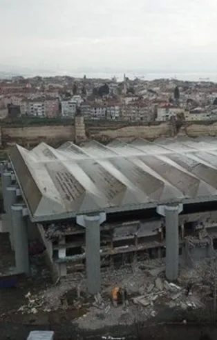 CHP yine takoz belediyeciliğine devam ediyor! Yıkılıp yeniden yapılan spor kompleksinin yapımını durdurdular