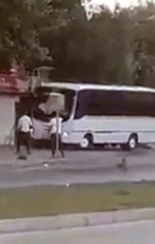 Mersin'de servis şoförü dehşet saçtı! Aracıyla kebapçıya girdi