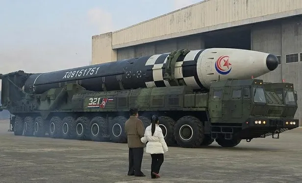 Kuzey Kore lideri Kim Jong-un kıtalararası füze denemesinde ilk defa kızı Ju Ae ile görüntülendi!-7