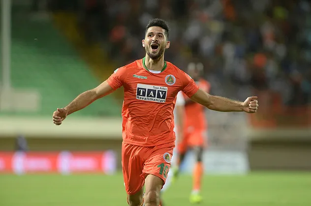 Emre Akbaba Başakşehir'le imzalıyor