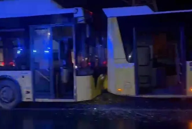 3 İETT otobüsü birbirine girdi