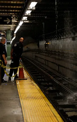 New York metrosunu su bastı