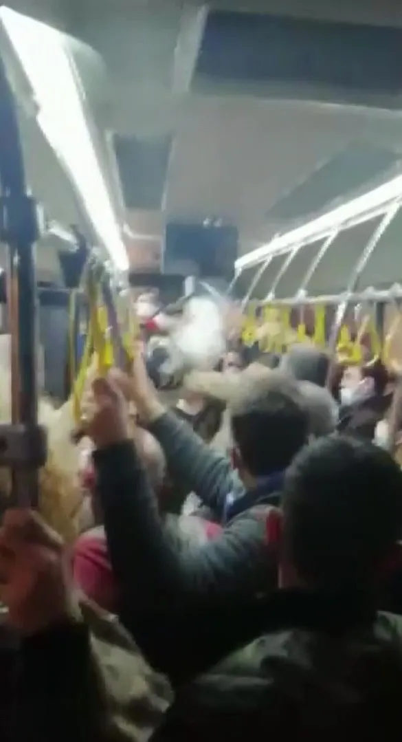 irkci-bir-vatandas-otobuste-oturan-suriyeli-cocuklari-kaldirmak-isteyince-vatandaslar-tarafindan-yumruklandi-1640850930808.jpg