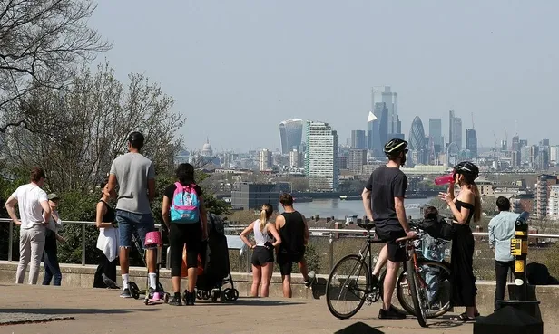 İngiltere'de koronavirüsten son 24 saatte 717 kişi hayatını kaybetti-1