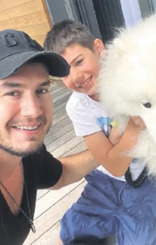 Mustafa Ceceli oğlu Arın ve köpeği Kozmişo ile poz verdi