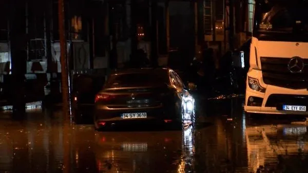 İstanbul'da sağanak sonrası trafik çilesi! Meteorolojiden peş peşe uyarılar: Kuvvetli yağış ve rüzgara dikkat-6