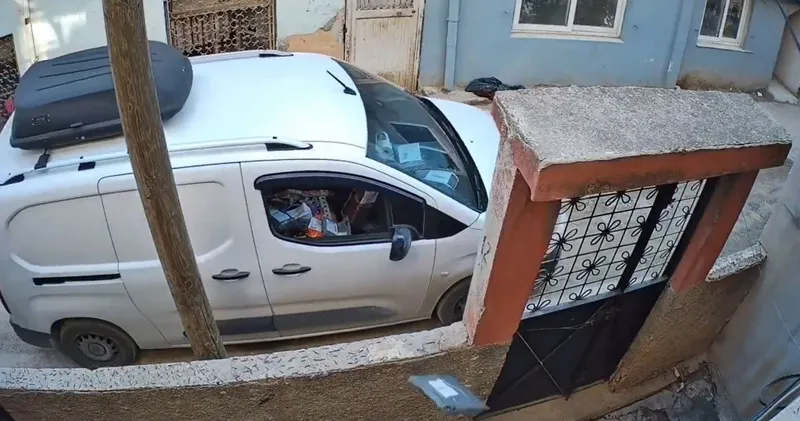 adanada-kargocudan-ilginc-teslimat-paketi-bahceye-firlatip-gitti-o-anlar-kamerada-1766307252279.jpeg