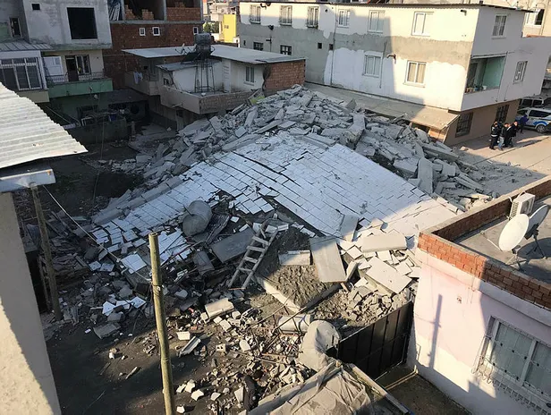 Mersin'de facia ucuz atlatıldı! 5 katlı bina çöktü-1