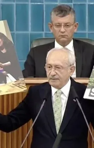 CHP Genel Başkanı Kemal Kılıçdaroğlu'ndan Meclis kürsüsünde skandal hareket! Dezenformasyon yasasına "evet" diyen vekillerin fotoğrafını...