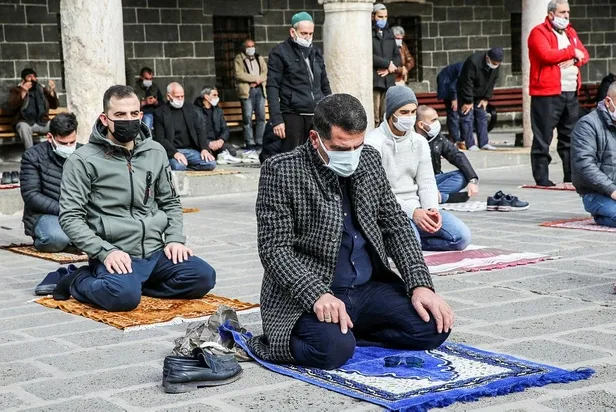 2021'in ilk sosyal mesafeli cuma namazı kılındı!-9