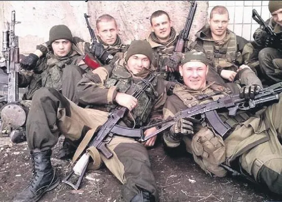 ukraynada-bir-yanda-misket-ve-vakum-bombalari-diger-yanda-ilkel-molotof-kokteyl-silahi-1646259854728.jpeg Ukrayna'da bir yanda misket ve vakum bombaları diğer yanda ilkel molotof kokteyl silahı!-16