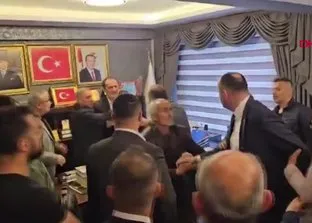 YRP’li Birol Şahin törene katılan MHP Bolu milletvekili İsmail Akgül’e “şerefsiz” diyerek çiçek fırlattı