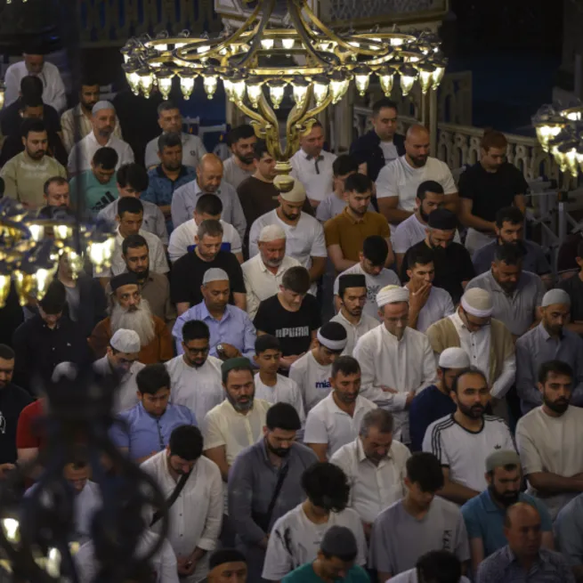 Camiler doldu taştı... Vatandaşlar bayram namazına koştu