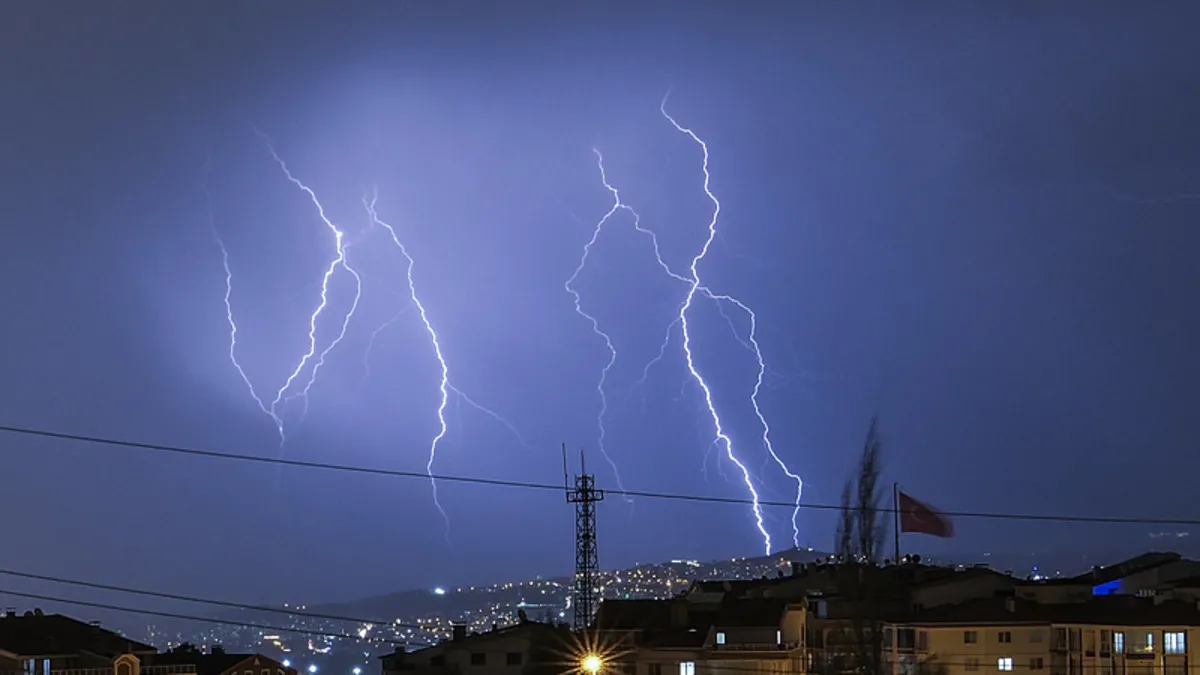 İZLE I Ankara'da sağanak: Yollar göle döndü
