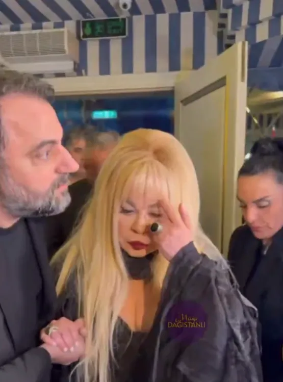 1776155901857.png Sanatçı Zerrin Özer’in son hali yürek burktu: “Tek başıma yürüyemiyorum”-3