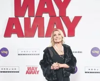 Derya Baykal gurur dolu anlar yaşadı! | Oğlu Mert Baykal’ın filmi ‘Soyut Dışavurumcu Bir Dostluğun Anatomisi’ gala yaptı!