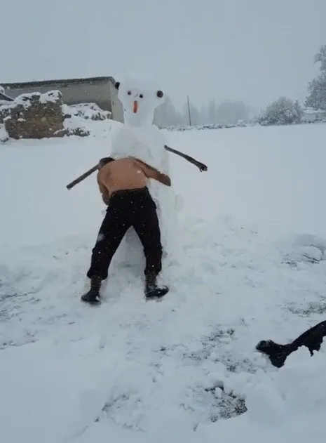 sivasta-yasli-bir-adam-dondurucu-sogukta-soyundu-ve-kardan-adamla-guresti-1641535675439.jpg Sivas'ta yaşlı bir adam dondurucu soğukta soyundu ve kardan adamla güreşti-3