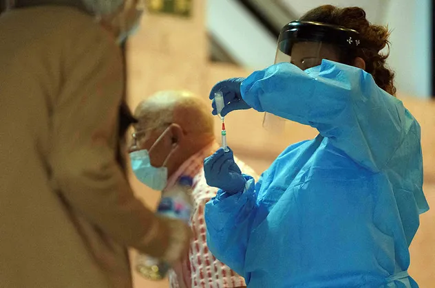Bir ülkede daha Pfizer-BioNTech koronavirüs aşıları vurulmaya başlandı
