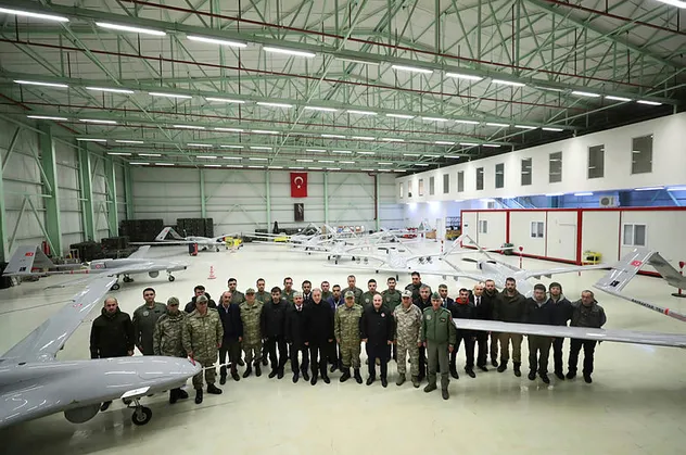 Sıcak bölgede anlamlı kare! Bakan Varank uzman mühendisleri "sıcak bölge"ye taşıdı