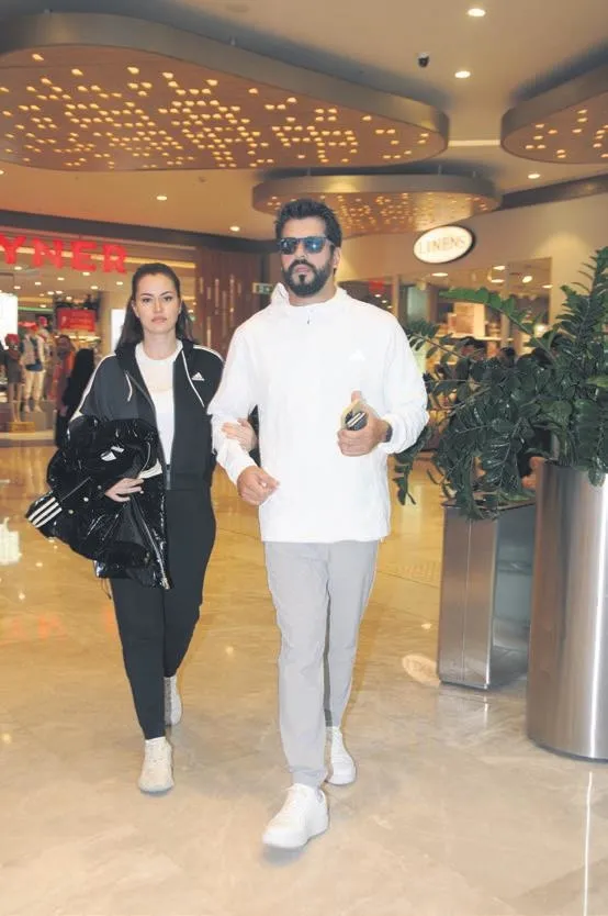 sarp-apak-esi-bengisu-apak-ile-goruntulendi-engin-ozturk-ile-cikan-haberler-hakkinda-bakin-neler-soyledi-1680472234885.jpeg Sarp Apak eşi Bengisu Apak ve arkadaşı Engin Öztürk'le ilgili çıkan haberler hakkında ilk kez konuştu!-3