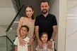 Alişan’ın çocukları Eliz ve Burak sahneye çıktı: Kızı mikrofonu eline alınca alkış koptu