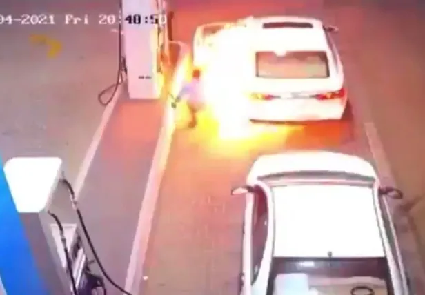 pompacinin-zor-anlari-akaryakit-istasyonunda-yere-dusen-cisim-ortaligi-karistirdi-yanmaktan-zor-kurtuldu-1623009975198.jpg Pompacının zor anları! Akaryakıt istasyonunda yere düşen cisim ortalığı karıştırdı! Yanmaktan zor kurtuldu...-3