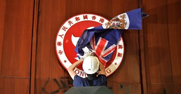 Londra’dan Pekin’e karşı hamle! İngiltere Hong Kong’la suçluların iadesi anlaşmasını süresiz askıya aldı