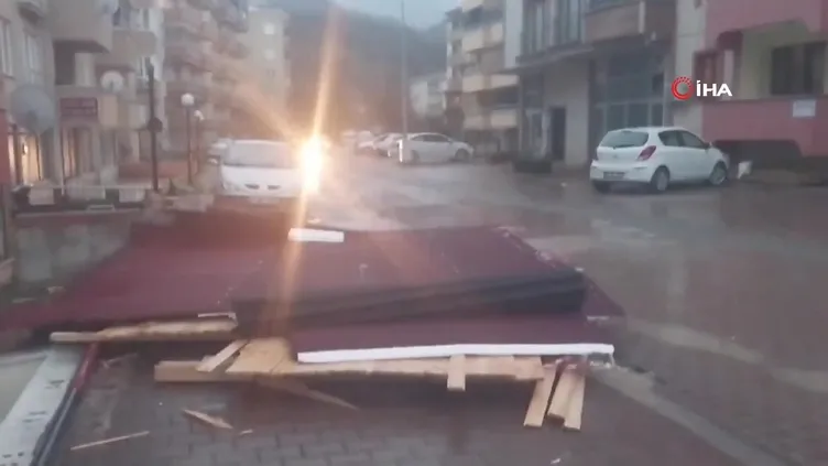 Kastamonu'da fırtına çatıları uçurdu!