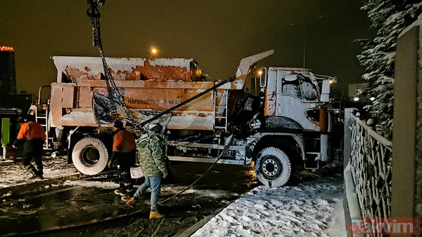 Beylikdüzü'nde kar küreme aracı devrildi! - 4