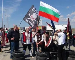 Türkler oy kullanmaya gelmesin!