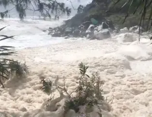 Fırtına çıktı sahil köpük kaplandı