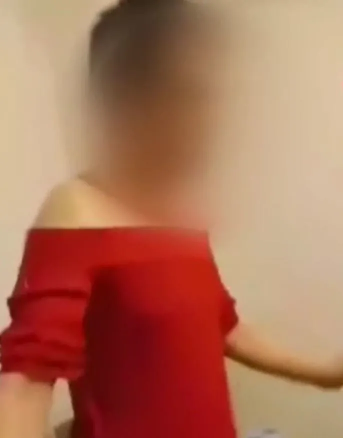 erkege-kadin-elbisesi-giydirip-iskence-yaptilar-hem-dovduler-hem-oynattilar-1702464932433.jpg Erkeğe kadın elbisesi giydirip işkence yaptılar! Hem dövdüler hem oynattılar-4