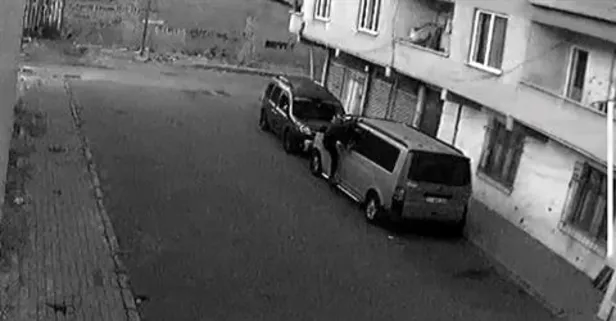 Avcılar’da park halindeki minibüsün camını kırarak içindeki malzemeleri çalan hırsız kamerada