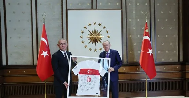 Başkan Erdoğan TFF heyetini kabul etti! TFF Başkanı İbrahim Hacıosmanoğlu'ndan Erdoğan'a "Dünya Lideri Recep Tayyip Erdoğan" forması