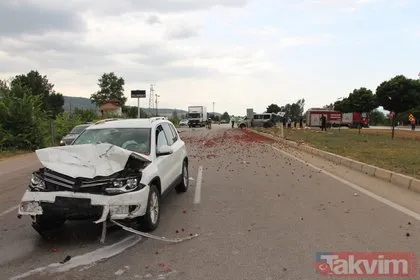 Tokat Niksar’da otomobil çilek yüklü minibüse çarptı! Çilekler yola savruldu
