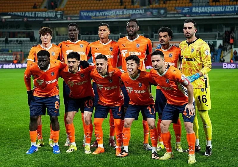 galatasaray-basaksehir-karsisinda-okan-buruk-11i-belirledi-1788506861808.jpeg Galatasaray Başakşehir karşısında! Okan Buruk 11'i belirledi-8