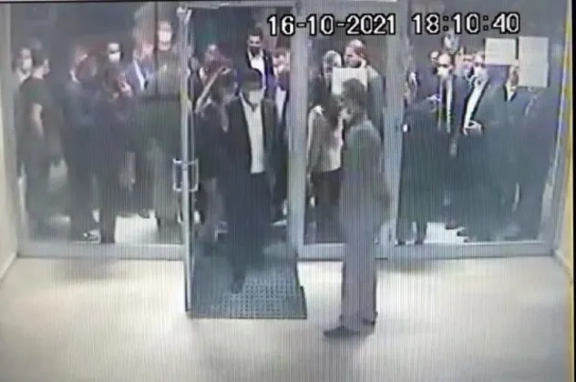 Gelecek Partisi Genel Başkanı Ahmet Davutoğlu'nun asansör kazası öncesi ve sonrası kamerada