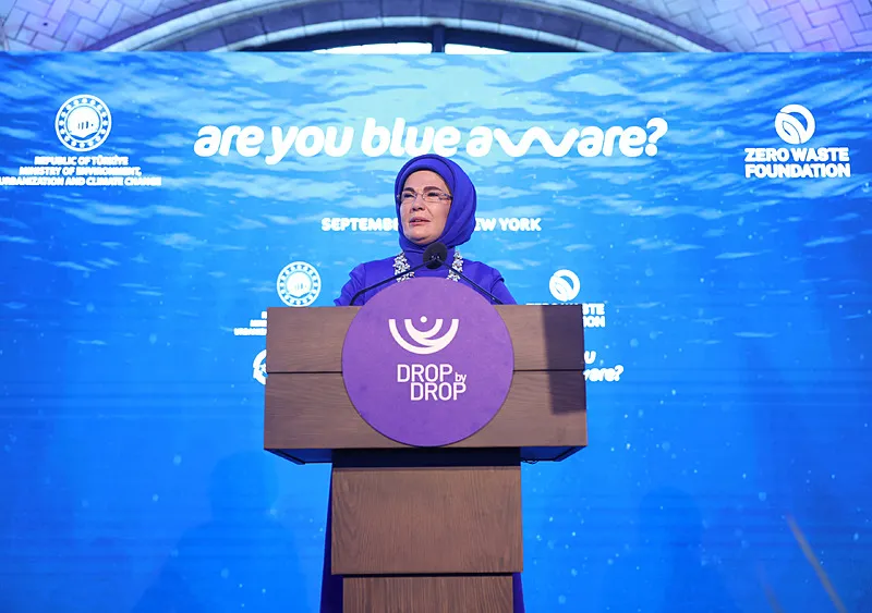 Emine Erdoğan'ın himayelerinde ʺDünya ortak evimizʺ sloganıyla başlatılan ve küreselleşen Sıfır Atık Hareketi ʺ8. Yılında 8 Milyar İnsan İçinʺ sloganıyla devam ediyor