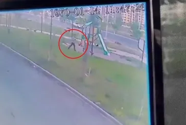 Sokak köpeğinden son anda kurtuldu