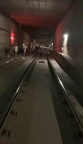 CHP'nin İstanbul simülasyonunda bugün! Tramvay arızalandı vatandaşlar raylarda yürüdü