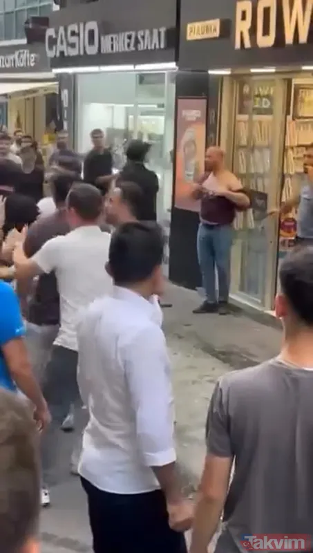 Taraflardan Biri Çekpasla İle Diğer Tarafa Saldırırken, Ortamın Gerilmesi Sonucu Kavga Büyüdü. Karşı Taraftaki Grup Bir Anda Diğer Tarafla Tekme Ve Yumruklarla...