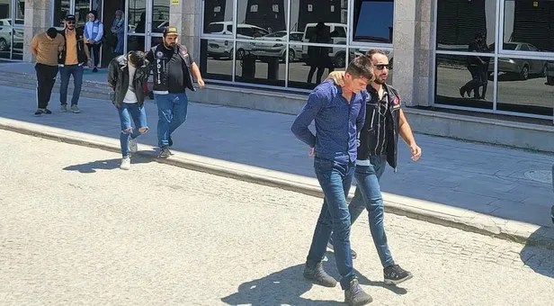 kutahyada-uyusturucu-saticilarina-yonelik-temizlik-operasyonu-gozaltilar-var-1659183151959.jpeg Kütahya'da uyuşturucu satıcılarına yönelik 'Temizlik' operasyonu! Gözaltılar var-1