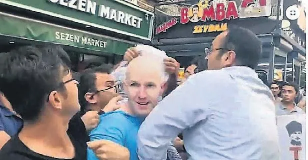 İzmir'de ABD askerinin başına çuval geçirdiler!