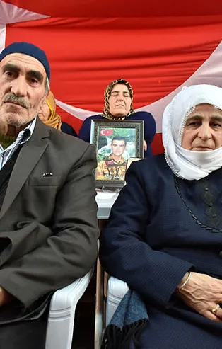 Evlat nöbetine bir aile daha katıldı