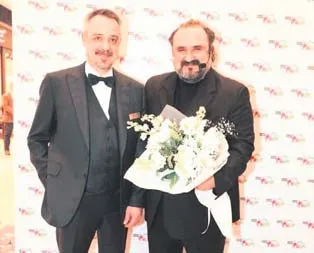 Gençlere taş attı