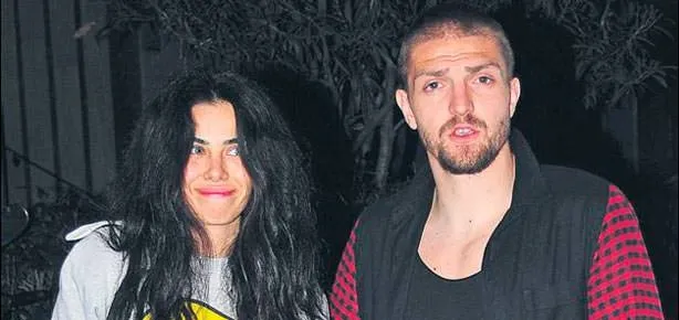Asena güldü Caner gerildi