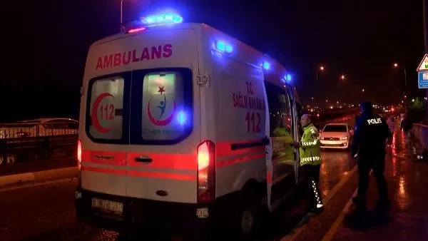 Sultanbeyli'de bariyerleri aşan otomobil yön tabelasına çarparak durabildi-3