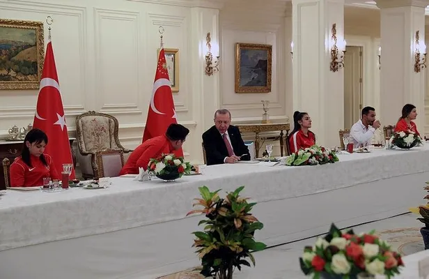 baskan-erdogan-avrupa-ve-dunya-sampiyonalarinda-madalya-kazanan-milli-sporcularla-iftar-yapti-1620326822794.jpeg